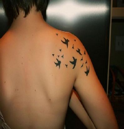 Birds Pic Tattoo On Right Shoulder Blade