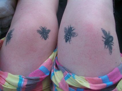 Bee Pic Tattoo On Knee