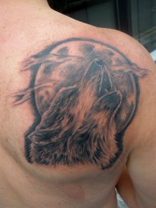 Wolf And Moon Tattoo On Right Shoulder Blade