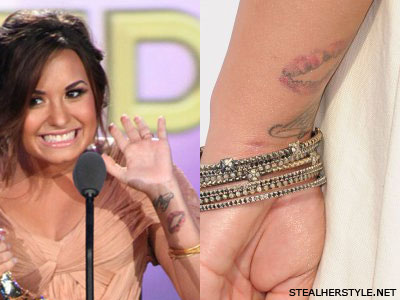 itattooz-demi-lovato-lips-kiss-tattoo