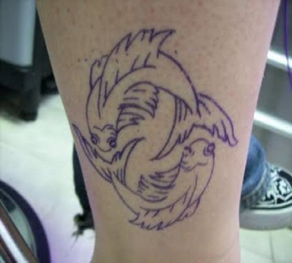 Pisces Pic Tattoo On Leg