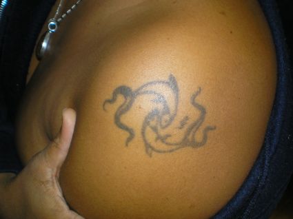 Pisces Pic Tattoo On Shoulder